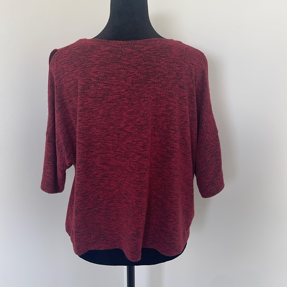 Michelle USA Maroon Cold Shoulder Short Sleeve Top Size Small - Picture 3 of 4
